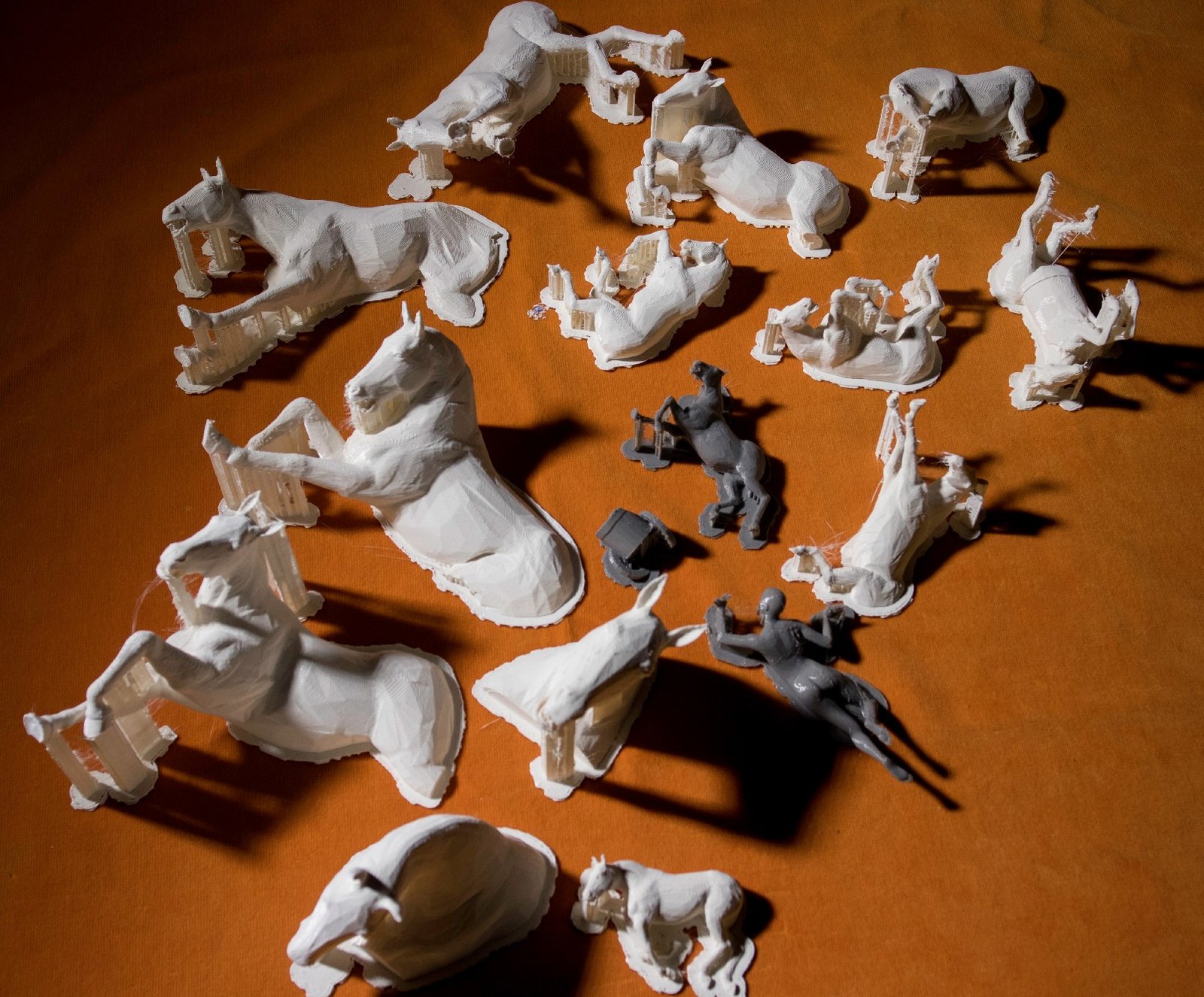 Morceaux de statuettes 3D d'imprimantes avec tuteurs