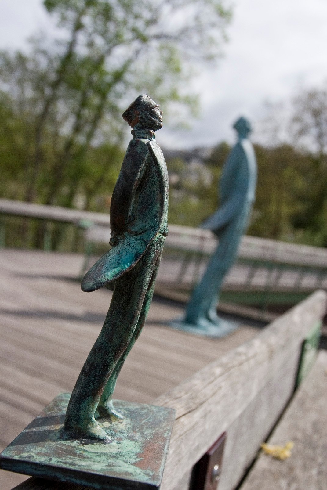 original et reproduction de la statue de Corto Maltese côte à côte